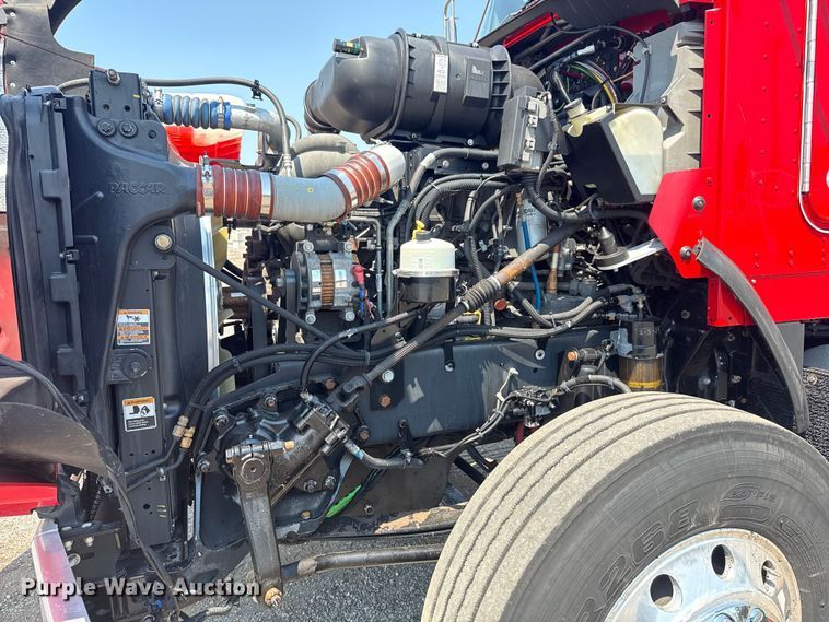 image for item EG6111 2011 Kenworth T800 semi truck