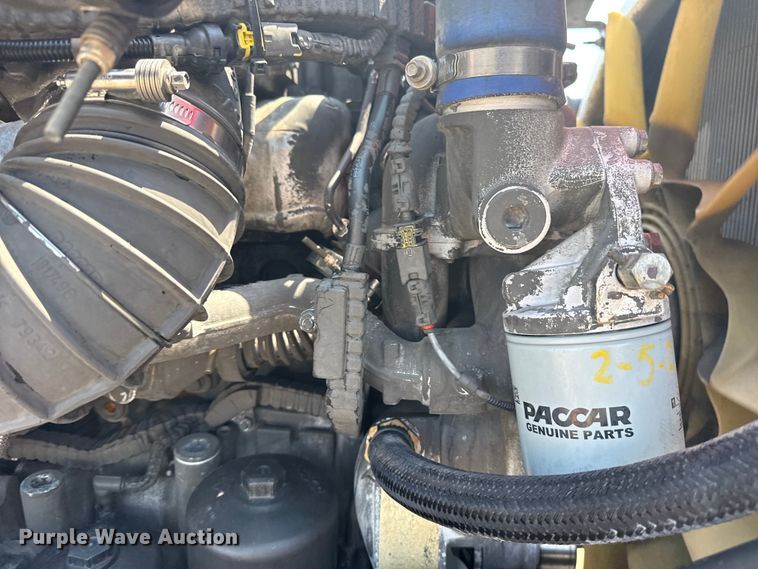 image for item EG6111 2011 Kenworth T800 semi truck