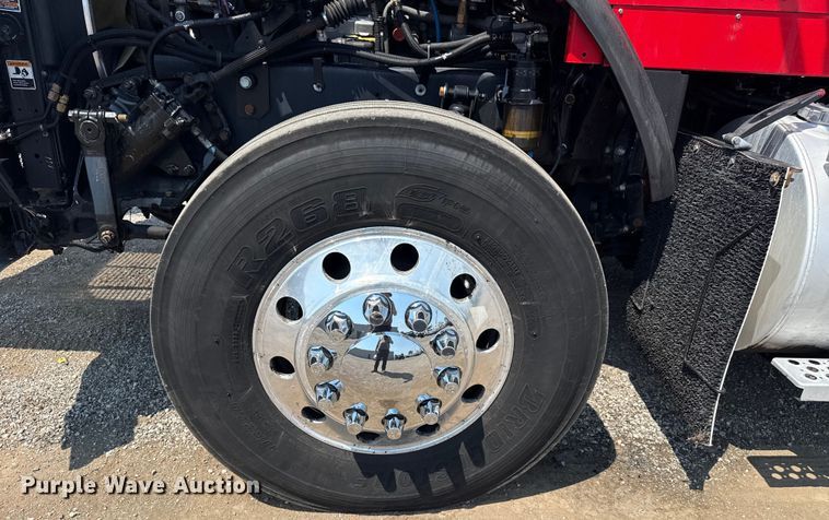 image for item EG6111 2011 Kenworth T800 semi truck