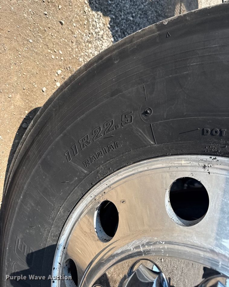 image for item EG6111 2011 Kenworth T800 semi truck