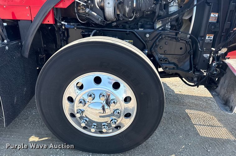 image for item EG6111 2011 Kenworth T800 semi truck