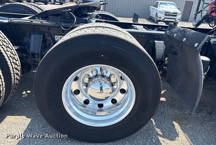 image for item EG6111 2011 Kenworth T800 semi truck