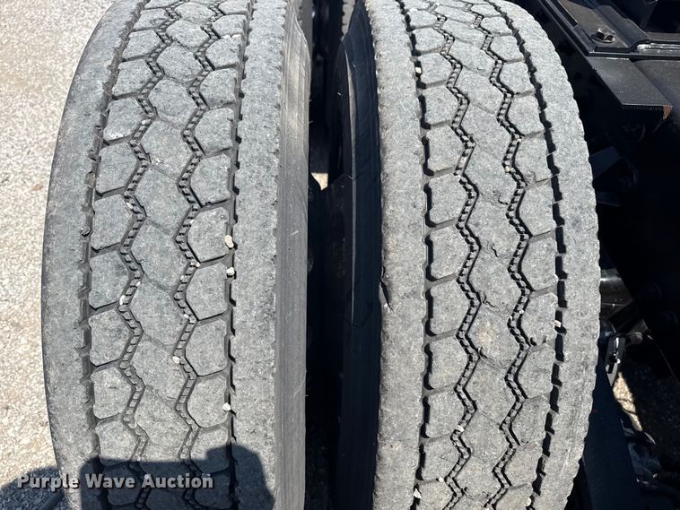 image for item EG6111 2011 Kenworth T800 semi truck