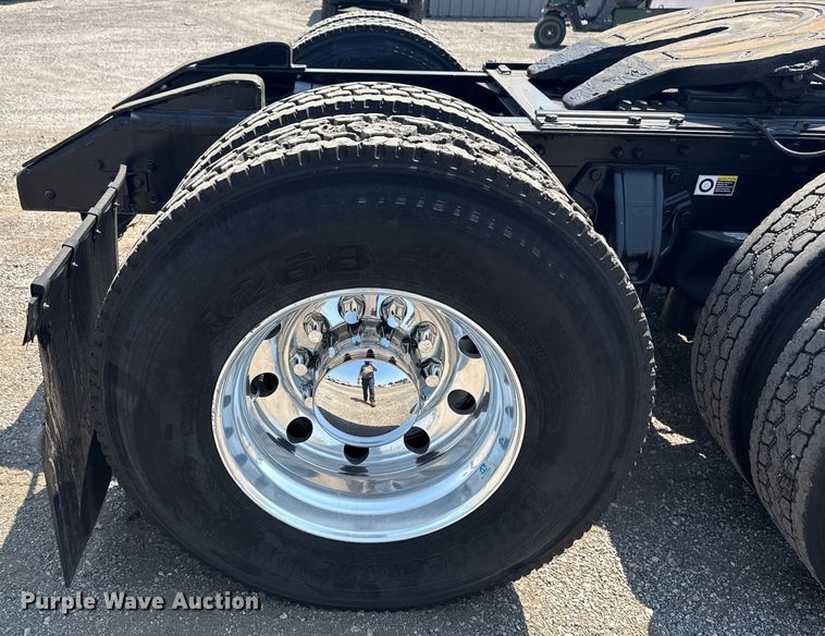 image for item EG6111 2011 Kenworth T800 semi truck