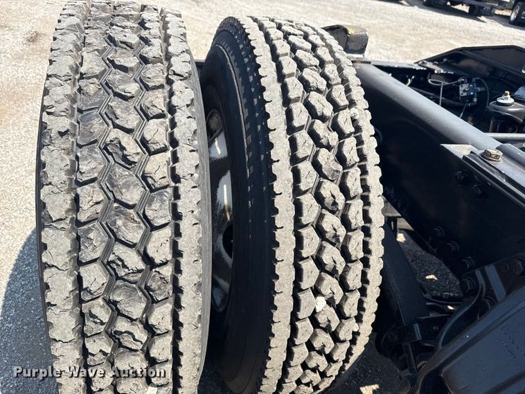 image for item EG6111 2011 Kenworth T800 semi truck