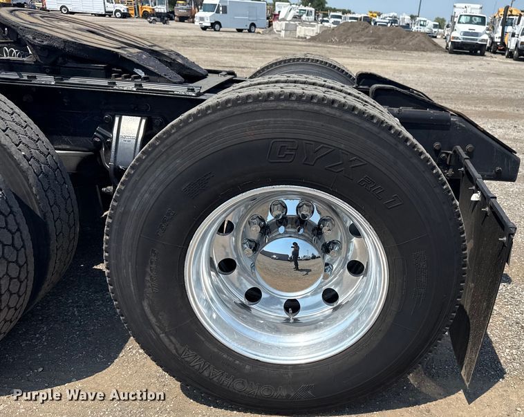 image for item EG6111 2011 Kenworth T800 semi truck