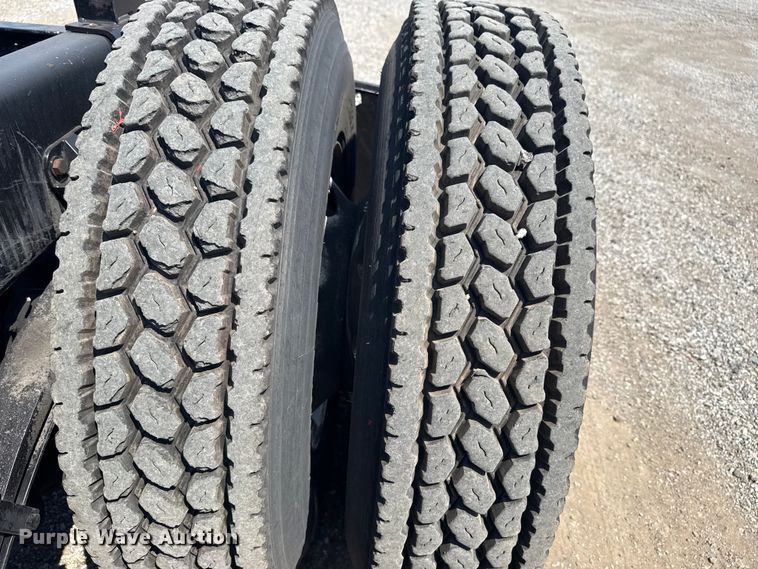 image for item EG6111 2011 Kenworth T800 semi truck