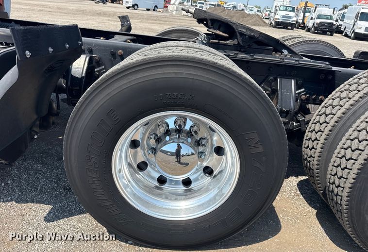 image for item EG6111 2011 Kenworth T800 semi truck