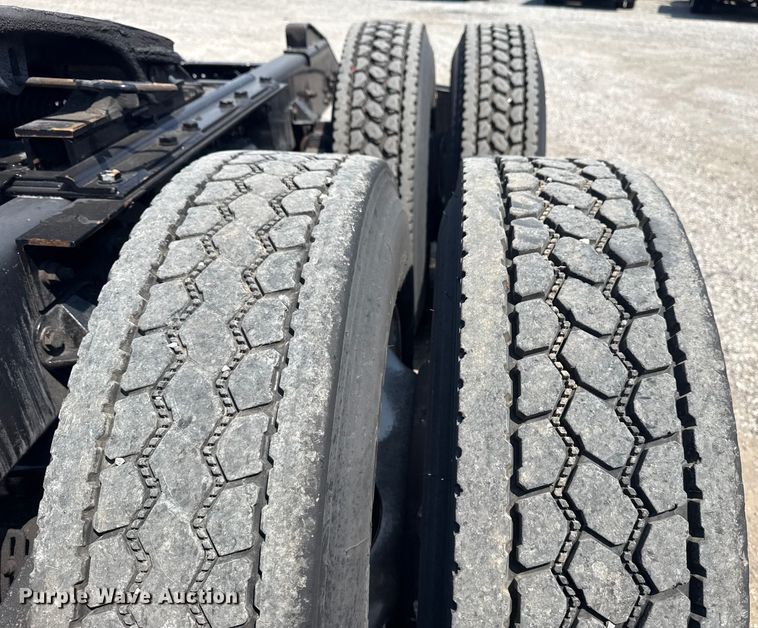 image for item EG6111 2011 Kenworth T800 semi truck