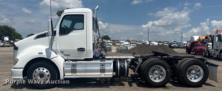 image for item EG6135 2020 Kenworth T680 semi truck
