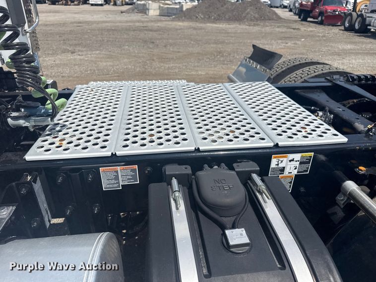 image for item EG6135 2020 Kenworth T680 semi truck