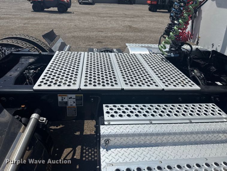 image for item EG6135 2020 Kenworth T680 semi truck