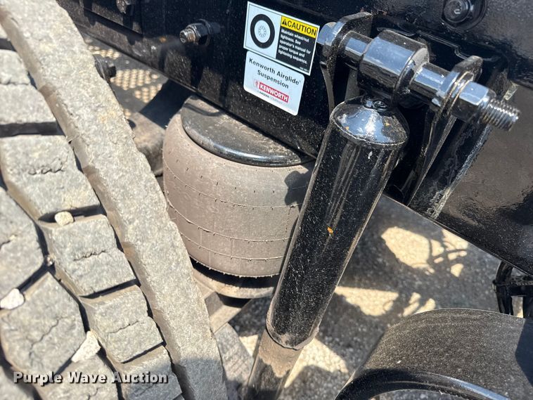 image for item EG6135 2020 Kenworth T680 semi truck