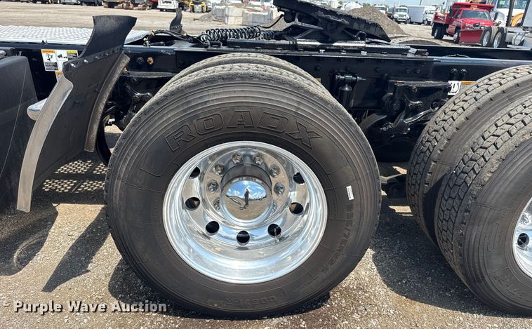 image for item EG6135 2020 Kenworth T680 semi truck