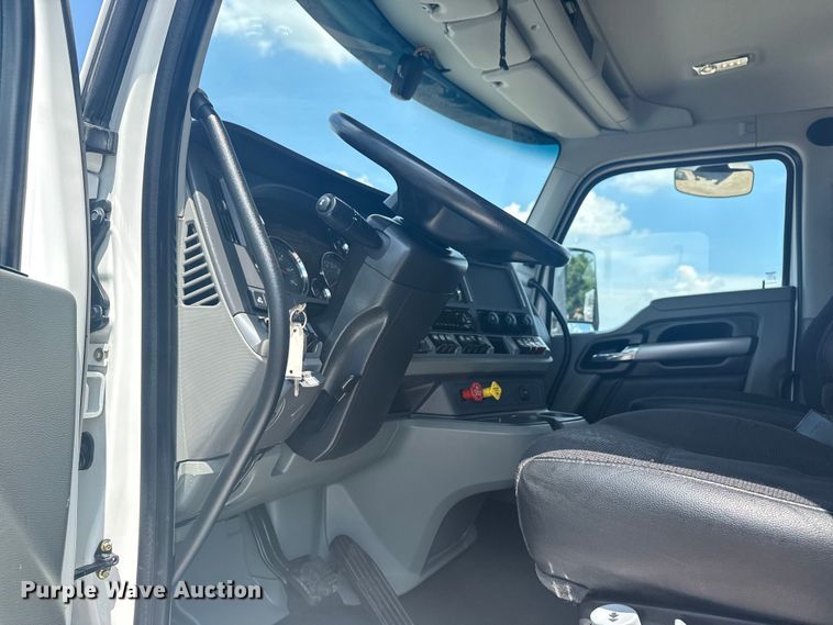 image for item EG6135 2020 Kenworth T680 semi truck