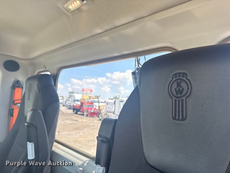 image for item EG6135 2020 Kenworth T680 semi truck