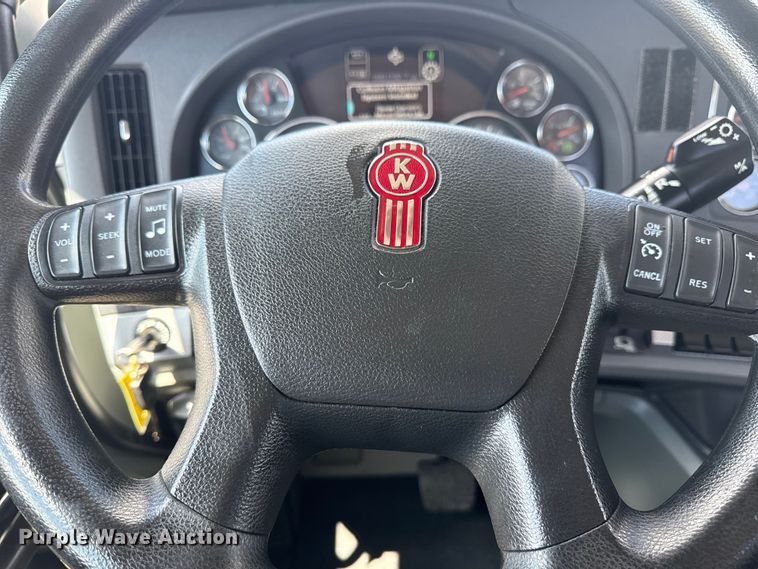 image for item EG6135 2020 Kenworth T680 semi truck