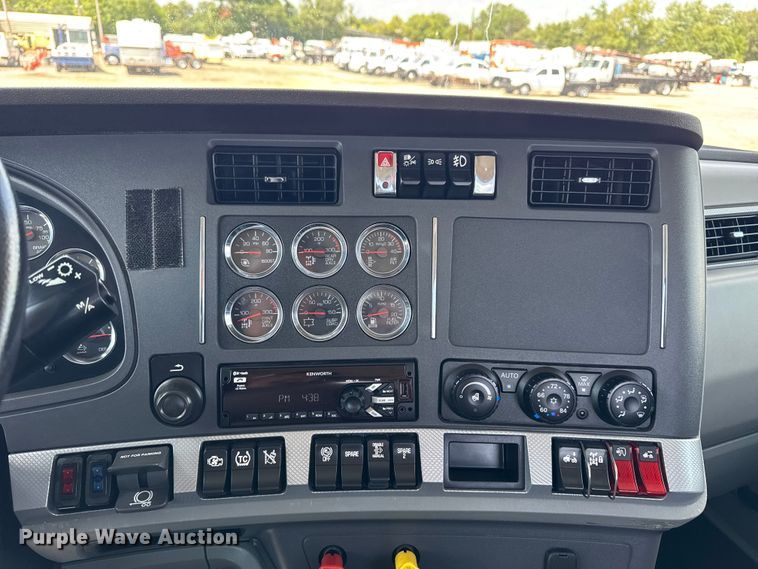 image for item EG6135 2020 Kenworth T680 semi truck