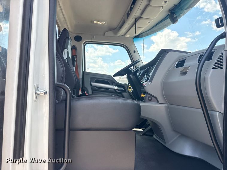 image for item EG6135 2020 Kenworth T680 semi truck