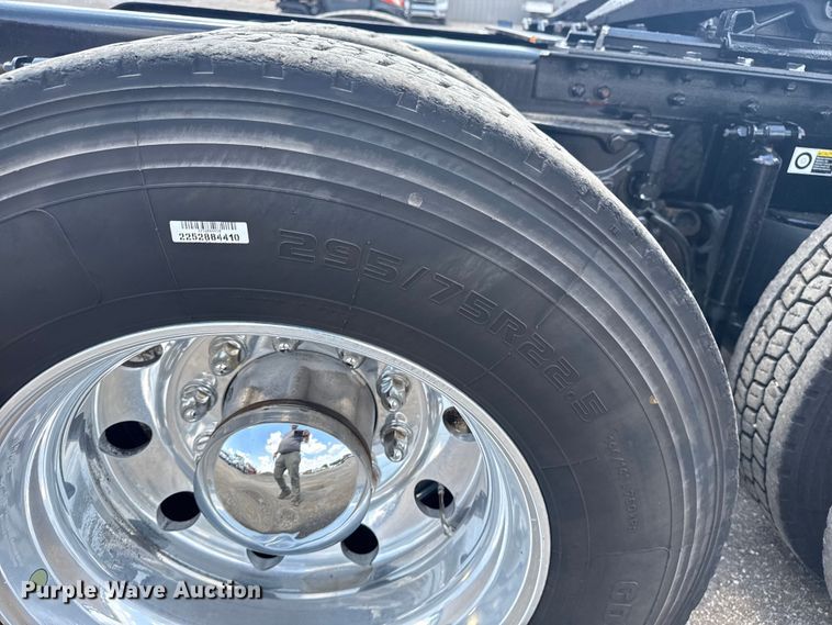 image for item EG6135 2020 Kenworth T680 semi truck