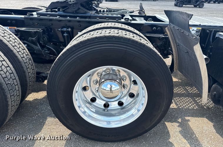 image for item EG6135 2020 Kenworth T680 semi truck