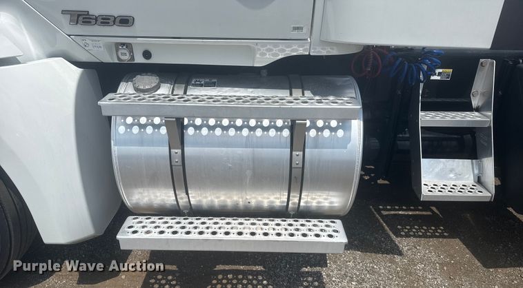 image for item EG6137 2018 Kenworth T680 semi truck