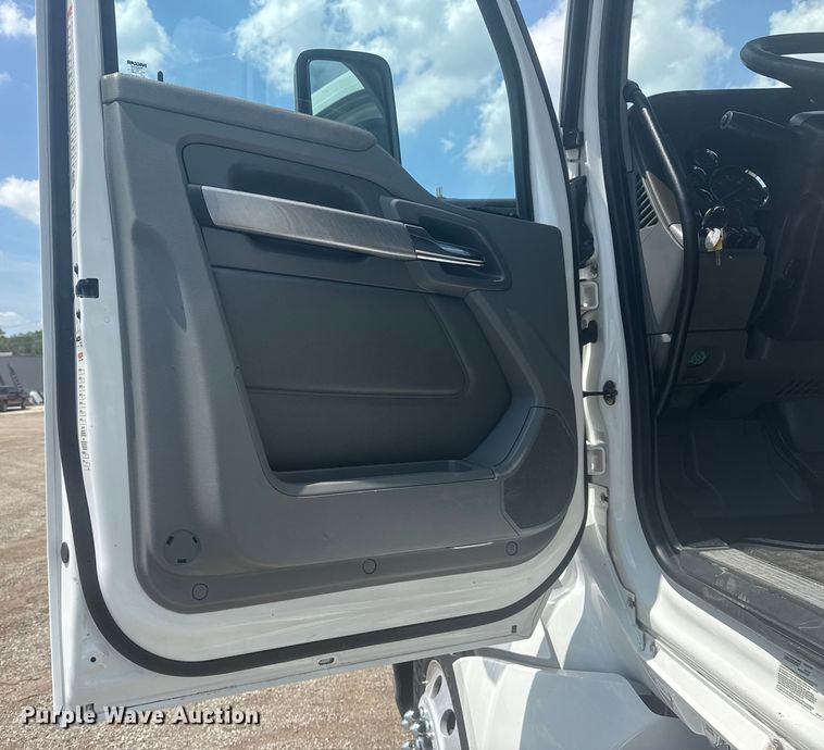 image for item EG6137 2018 Kenworth T680 semi truck