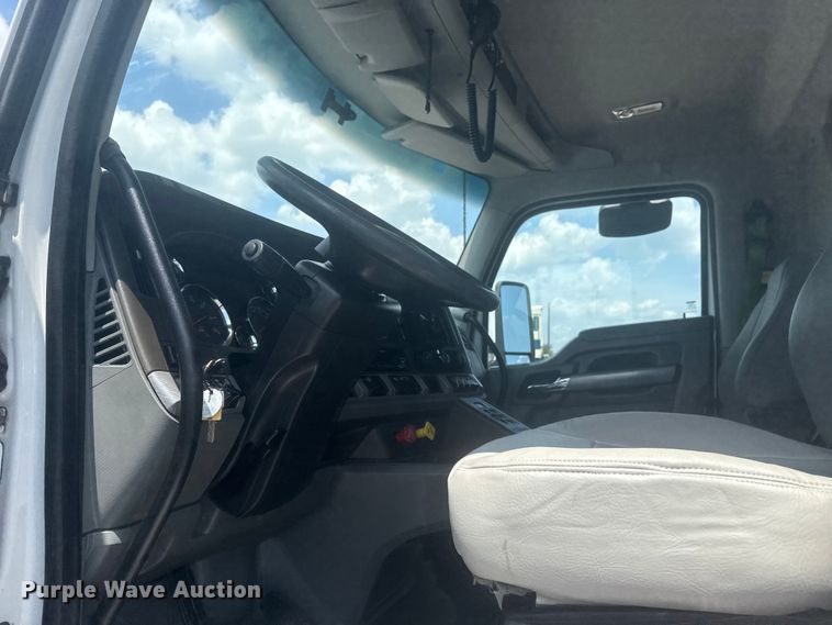 image for item EG6137 2018 Kenworth T680 semi truck