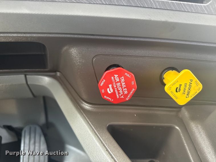 image for item EG6137 2018 Kenworth T680 semi truck