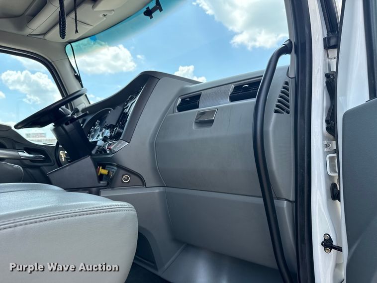 image for item EG6137 2018 Kenworth T680 semi truck