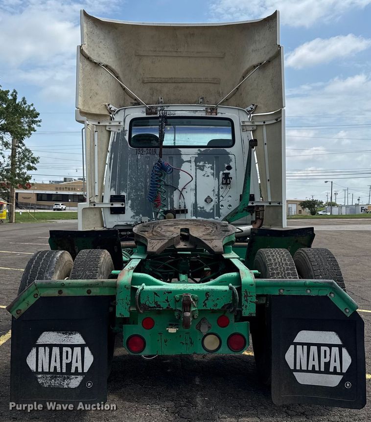 image for item EG8179 1994 Ford L9000 semi truck