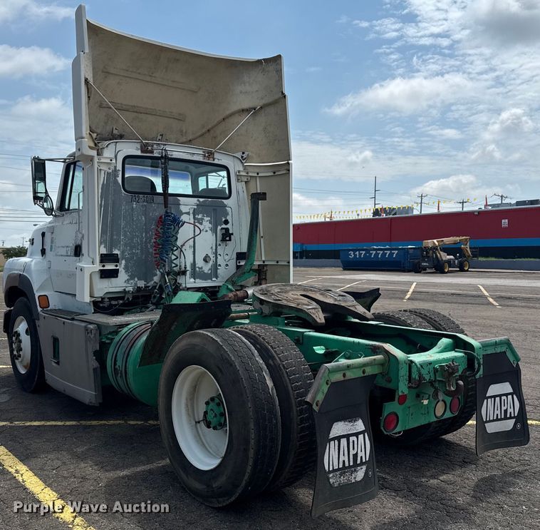 image for item EG8179 1994 Ford L9000 semi truck