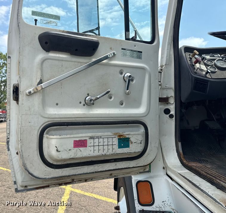 image for item EG8179 1994 Ford L9000 semi truck