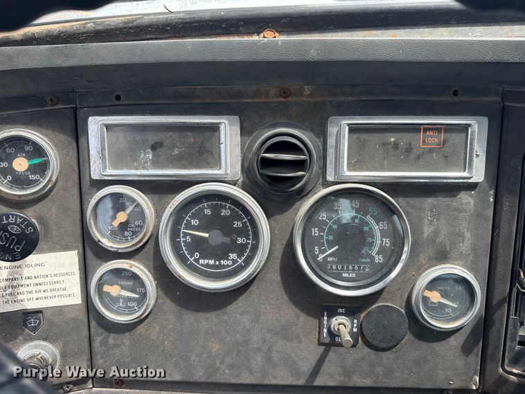 image for item EG8179 1994 Ford L9000 semi truck