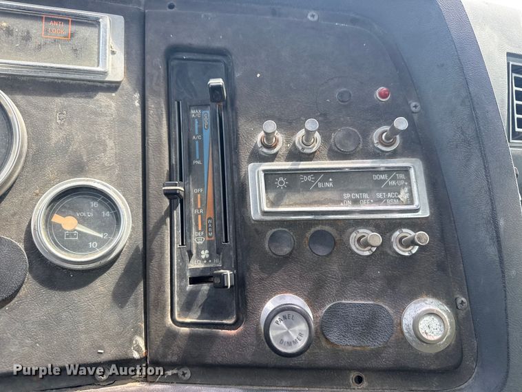 image for item EG8179 1994 Ford L9000 semi truck