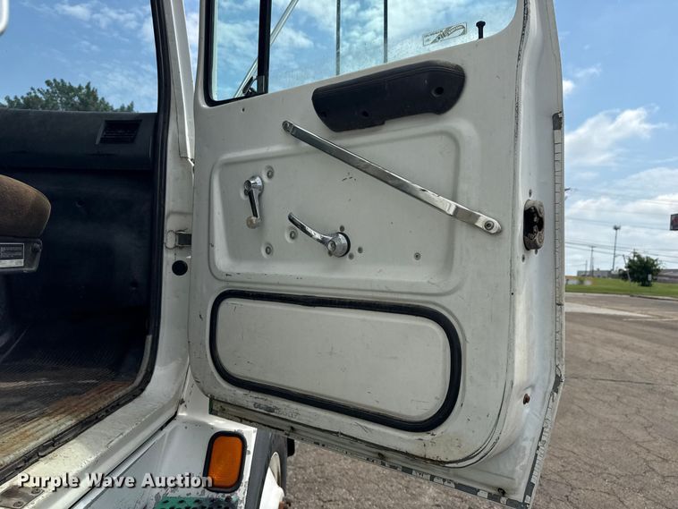 image for item EG8179 1994 Ford L9000 semi truck