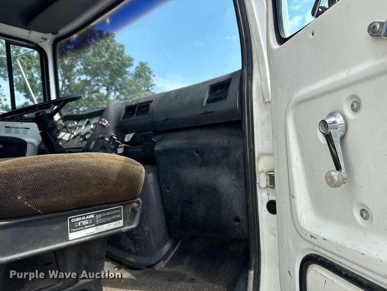 image for item EG8179 1994 Ford L9000 semi truck