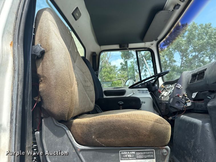 image for item EG8179 1994 Ford L9000 semi truck