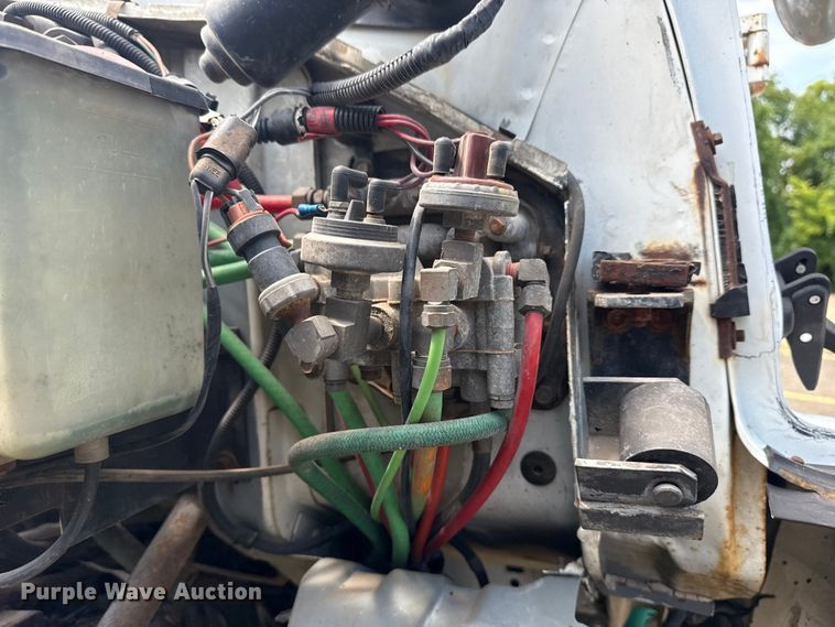 image for item EG8179 1994 Ford L9000 semi truck