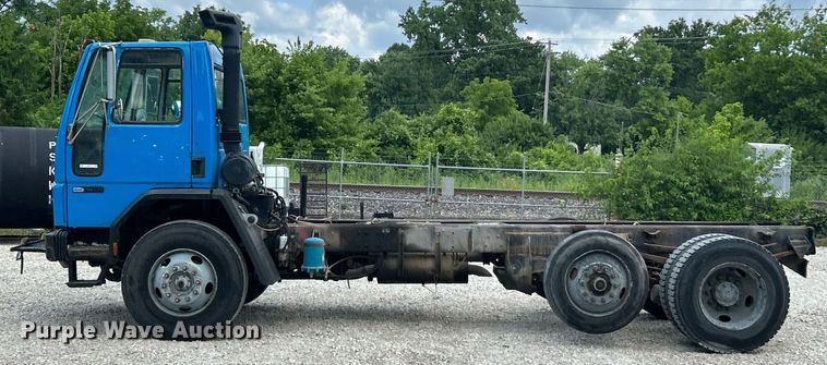 image for item EK8318 1995 Ford CF8000 truck cab and chassis