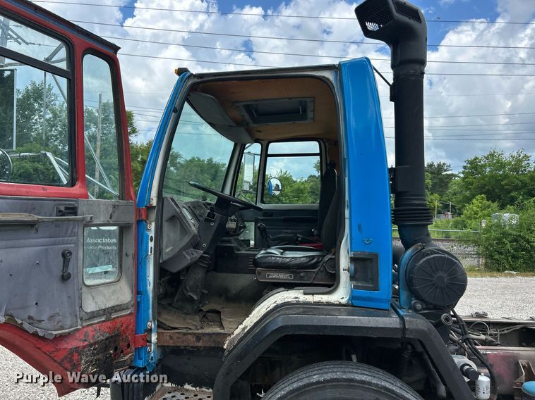image for item EK8318 1995 Ford CF8000 truck cab and chassis