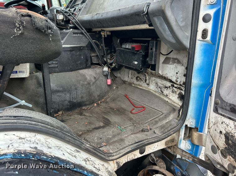 image for item EK8318 1995 Ford CF8000 truck cab and chassis