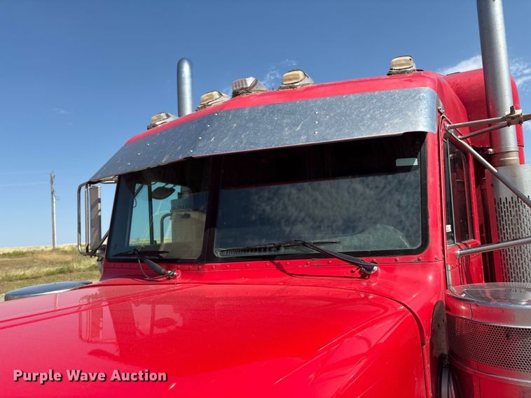 image for item EM0523 2001 Peterbilt 379 semi truck