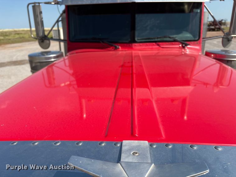 image for item EM0523 2001 Peterbilt 379 semi truck