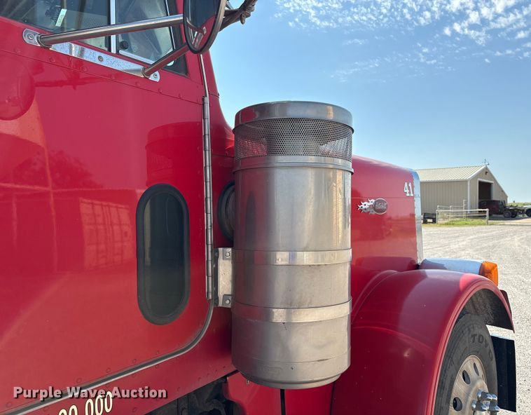 image for item EM0523 2001 Peterbilt 379 semi truck