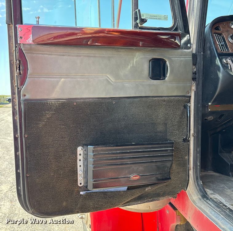 image for item EM0523 2001 Peterbilt 379 semi truck