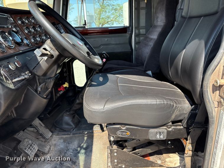 image for item EM0523 2001 Peterbilt 379 semi truck