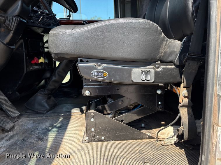 image for item EM0523 2001 Peterbilt 379 semi truck