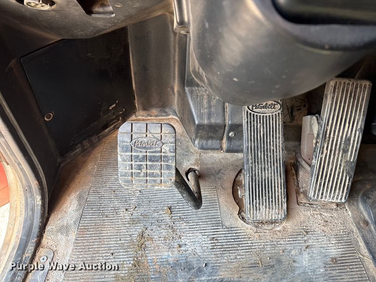 image for item EM0523 2001 Peterbilt 379 semi truck