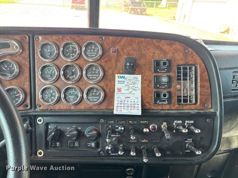 image for item EM0523 2001 Peterbilt 379 semi truck